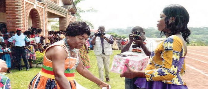 Centre: la femme célébrée à Bikok